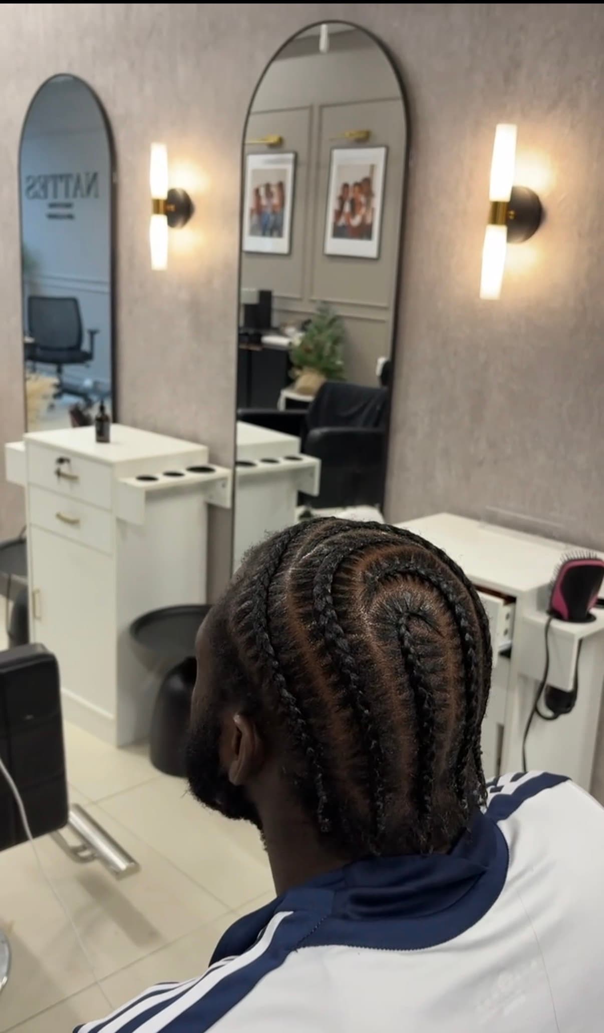 Tresses collées posées vers l'arrière sur un client chez Nattes Hair Studio à Montréal