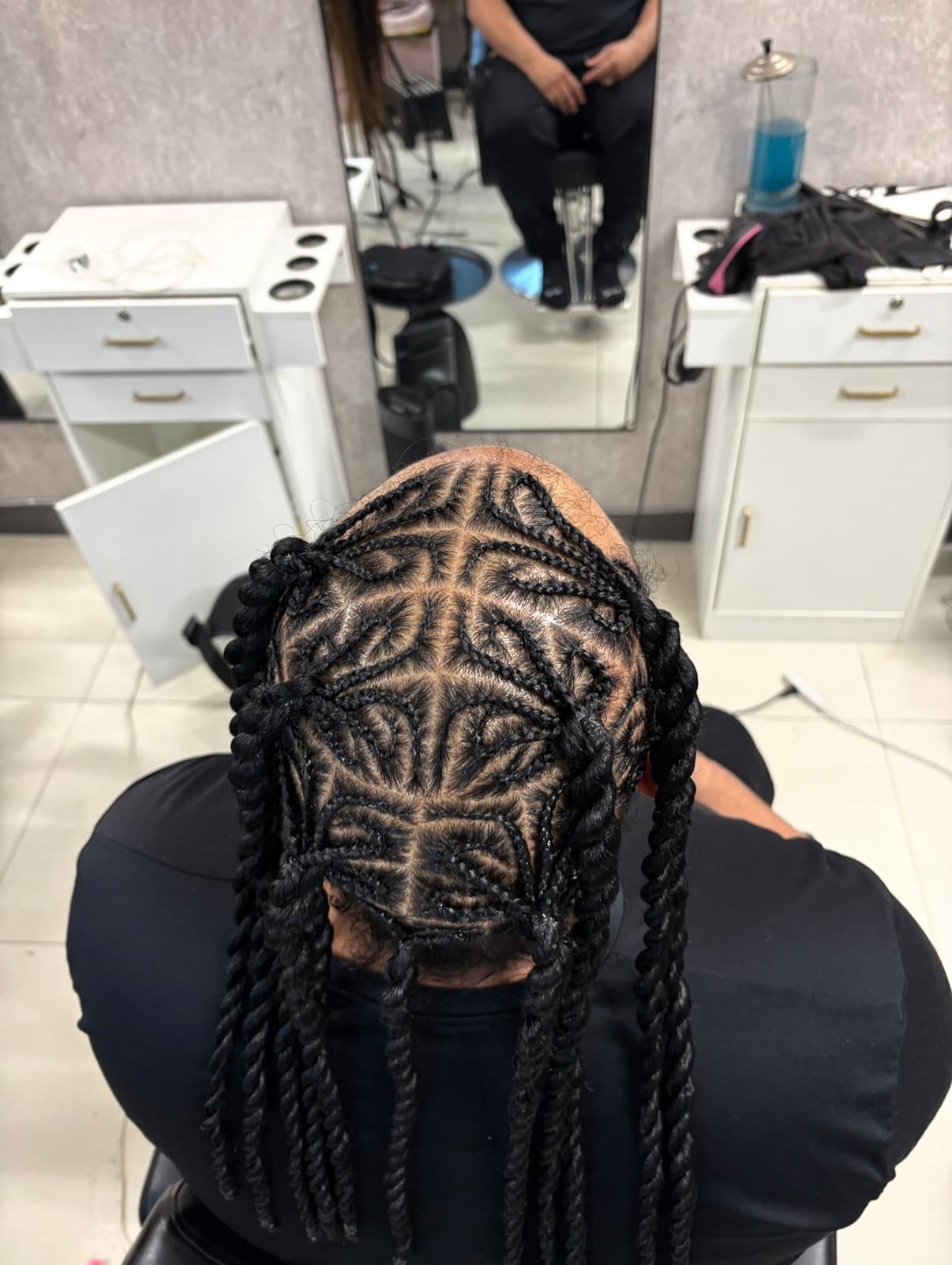 Twists avec séparations dessinées, vues de haut, sur un client chez Nattes Hair Studio